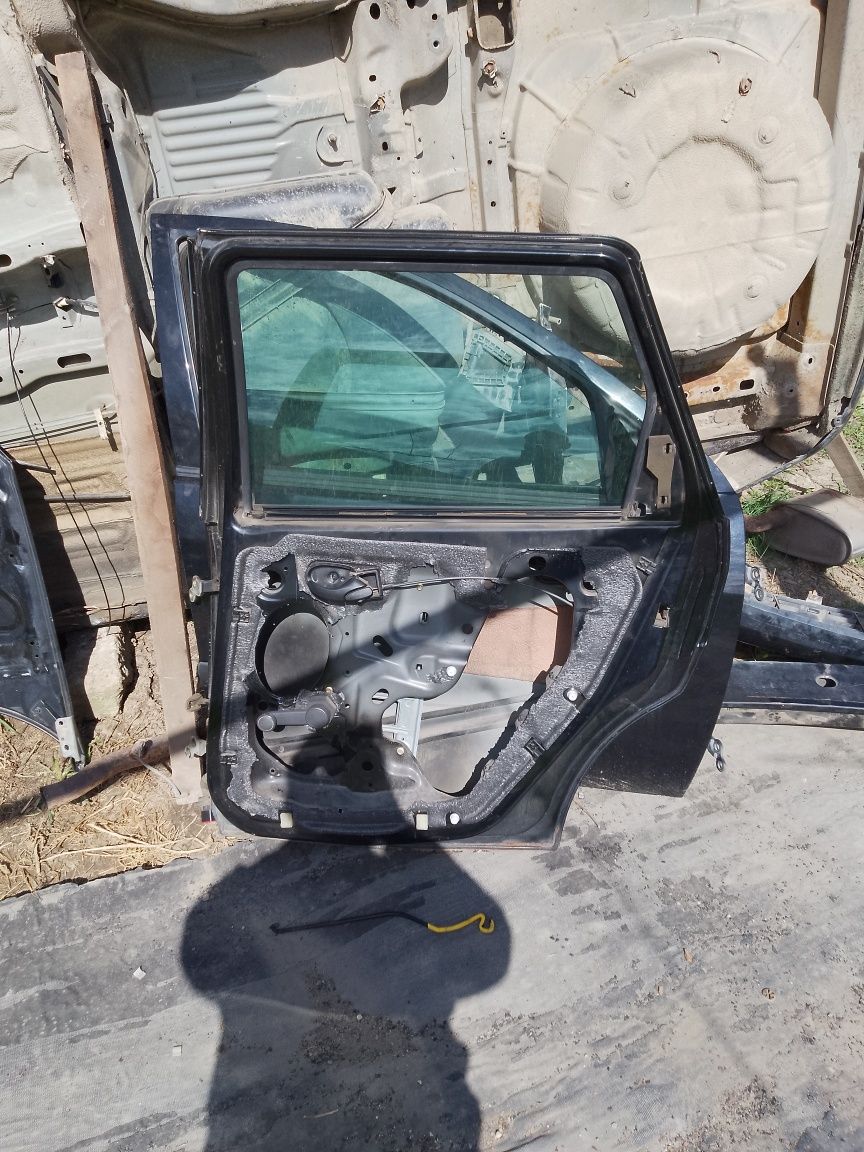 Vând capotă și uși ford focus