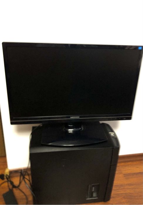 Vand PC i3 DDR4 + Monitor 23" – Perfect funcțional