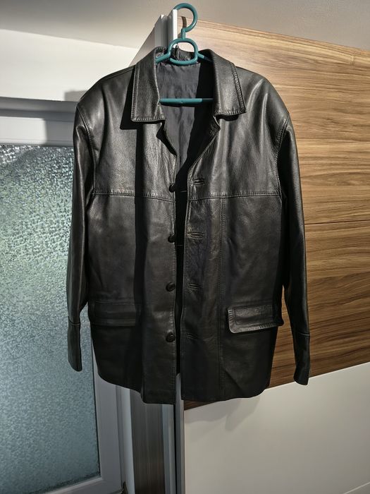 Geacă din piele naturală neagră – stare excelentă, doar 100 lei