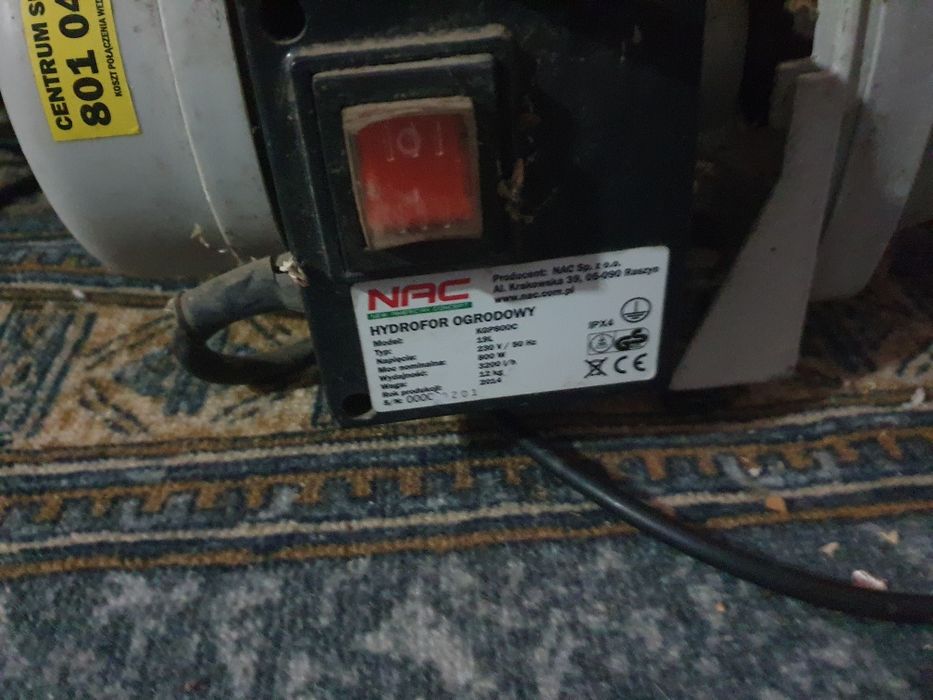 Водна помпа Хидрофор работеща.