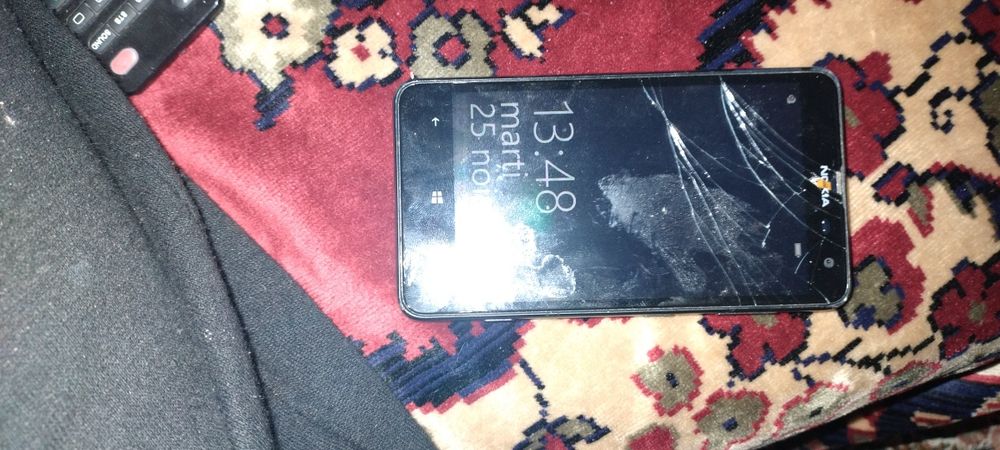 telefon Nokia, funcționează bine, ecranul fisurat,ne codat.