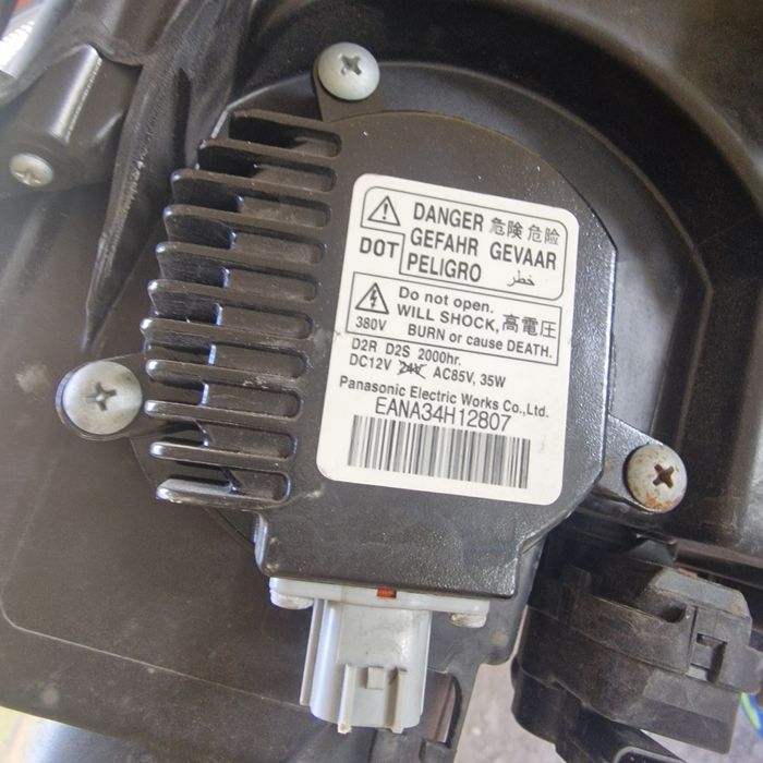 Nissan X-trail 2012 xenon десен фар