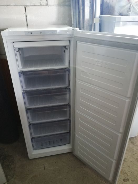 Vând congelator Beko