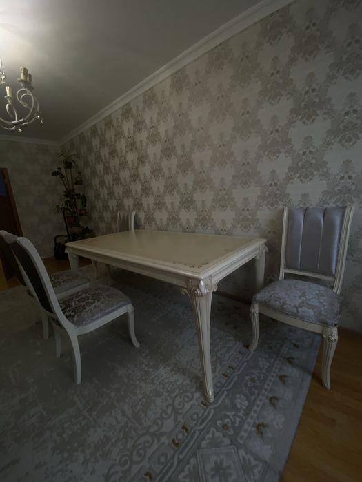 Стол из дерева со стульями