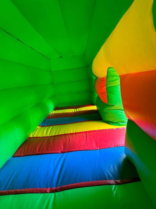 Vând topogan gonflabil folosit un sezon cu tot inclus suflate și kit