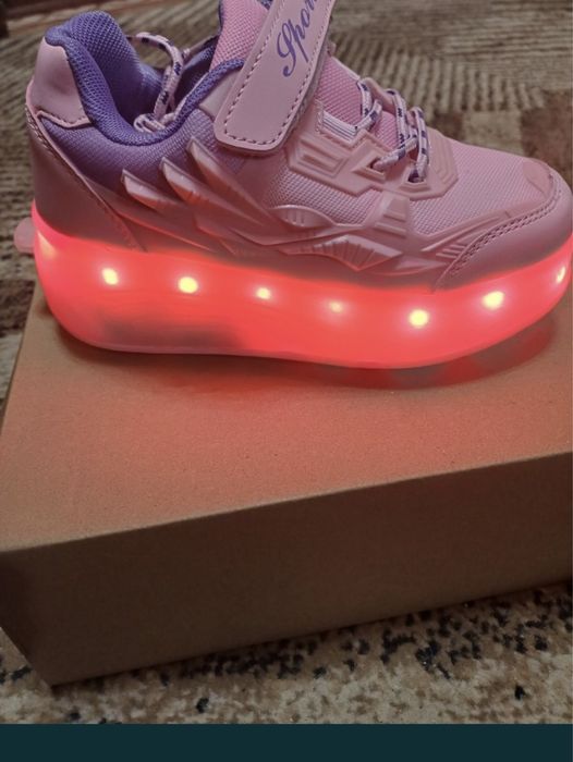 Светещи маратонки с колелца