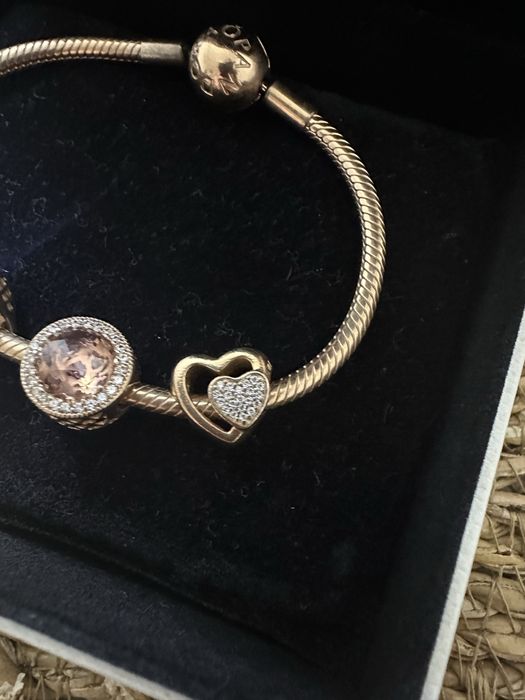 Гривна пандора Rose Gold с един талисман