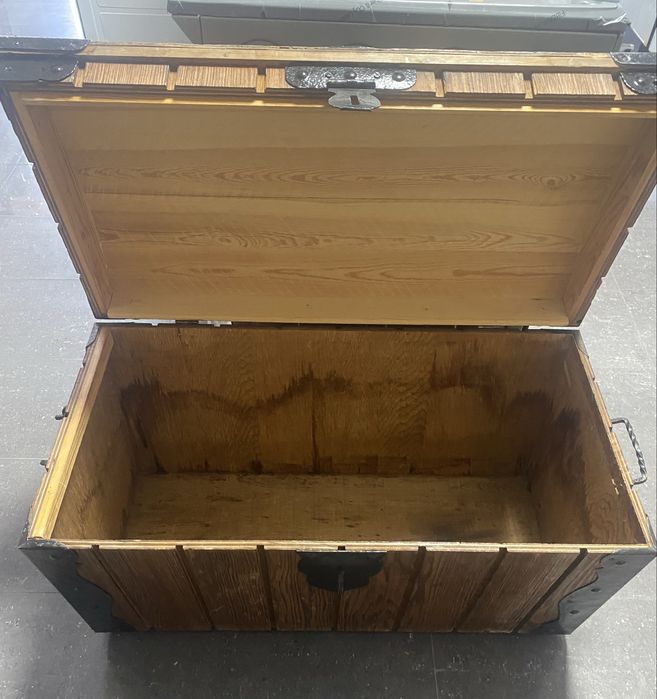 Дървен сандък с метален обков