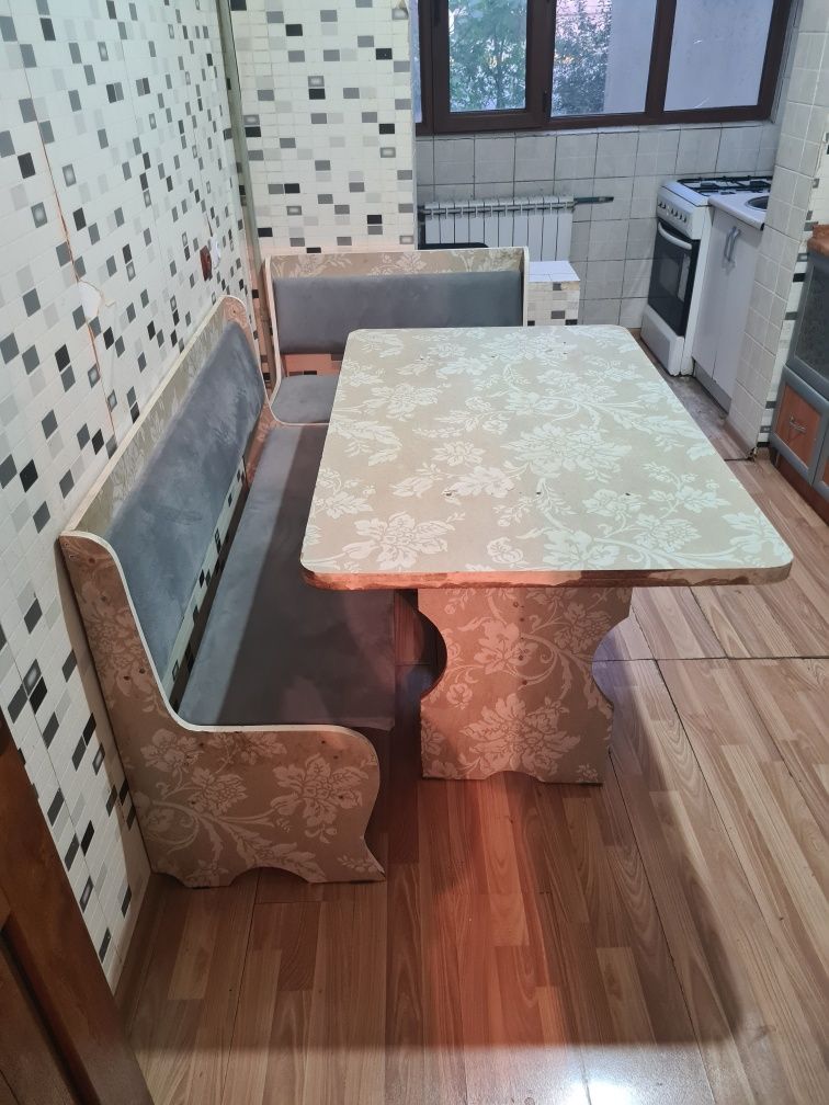Кухня стол стуля  шкаф ...