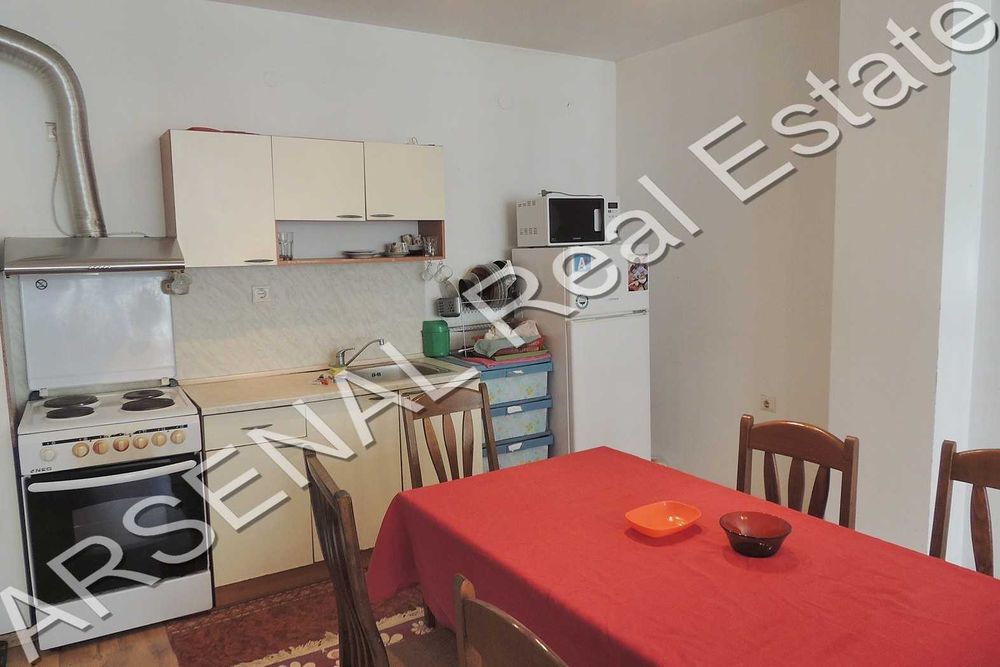 Тристаен апартамент под наем, Стрелбище