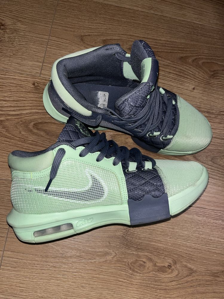 Adidasi nike jorden 42