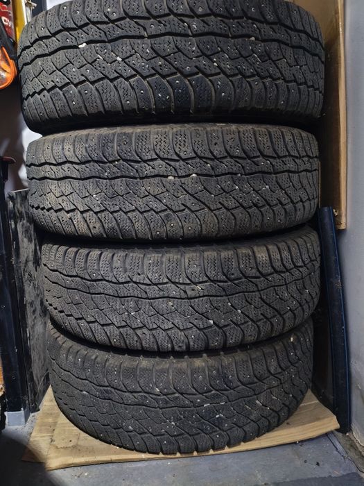 Шины  зимнии 234/65/17 в отличном состоянии