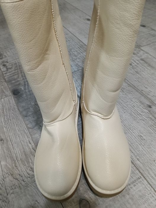 Cizme  foarte  îmblănite,  sânt noi