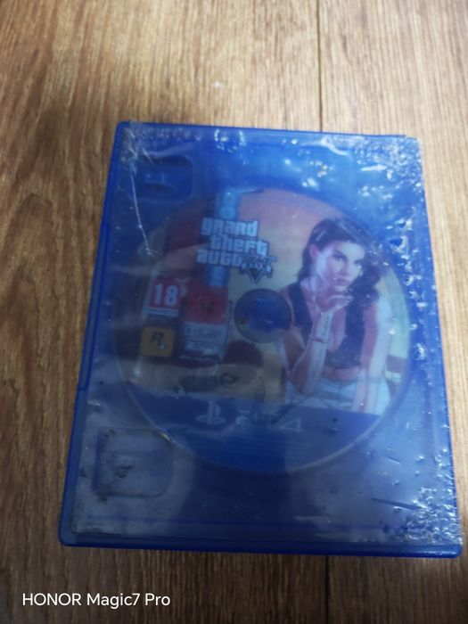 Vând PS 4 +statie încărcare manetă noua și jocuri