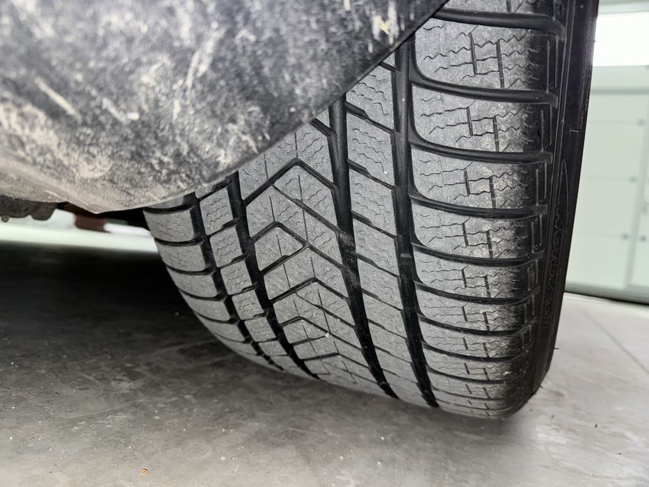 Pirelli SottoZero 275/35/21. 315/30/21