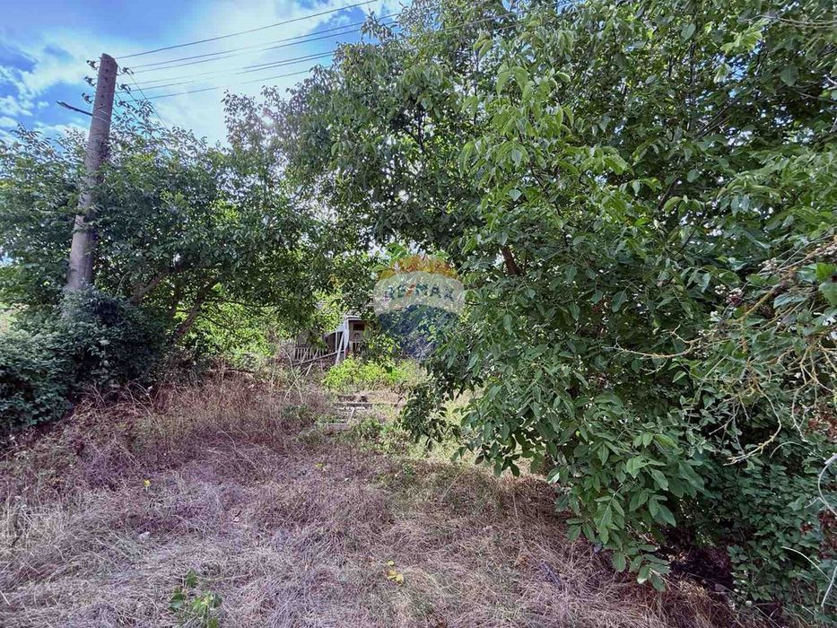 Атрактивен парцел с къща на добра локация за продажба, с. Кранево, Я.