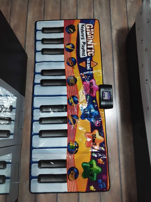 Гигантско пиано за под