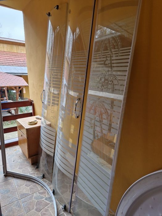 Cabina de dus cu cadita