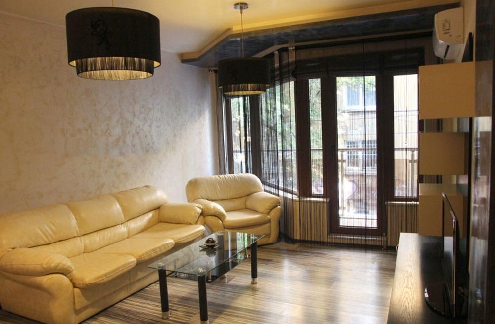 Дава се под наем Тристаен апартамент в Пловдив, Център - 85 кв.м за 435 € - Снимка #2