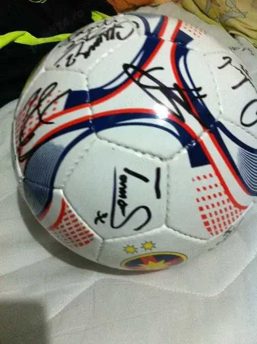 Campiona Fcsb - Minge cu autografe - Banii merg la un baiat bolnav.