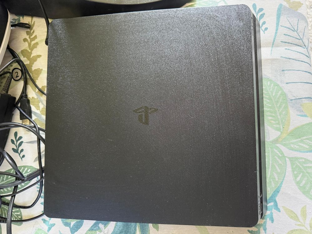 Продаю PlayStation 4