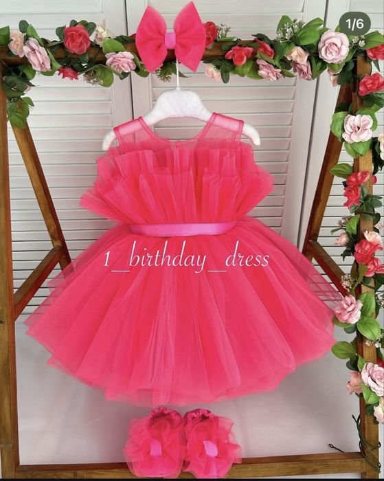 Продам платье на годик с бантиком и пинетками, покупала за 25000