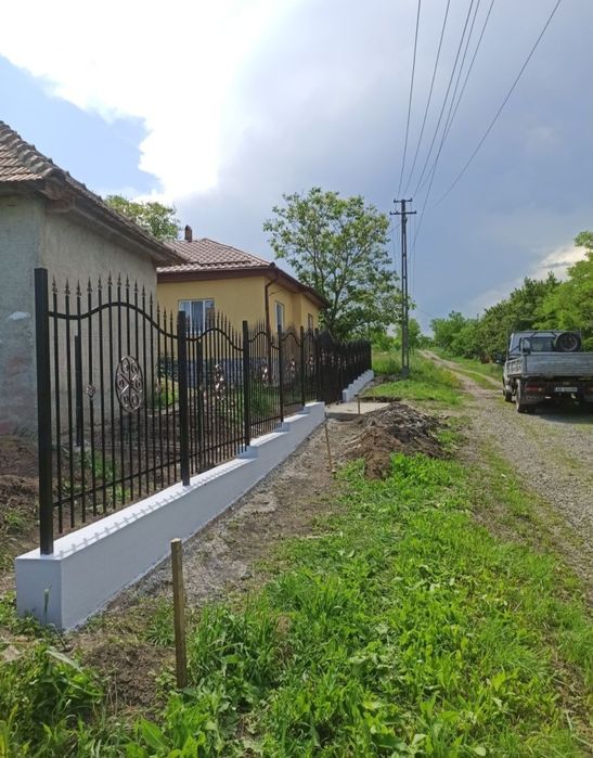 Vând garduri și porți la comanda clientului
