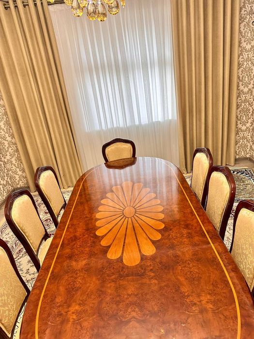 Стол ва ёнгокдан ясалган стуллар