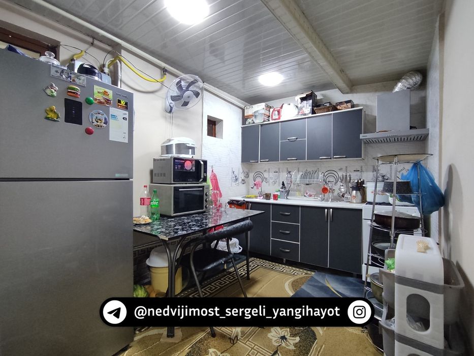 Сергели Чаш тепа кварт на земле 4ком+Хол 100кв,м. 100м до 1 ст метро