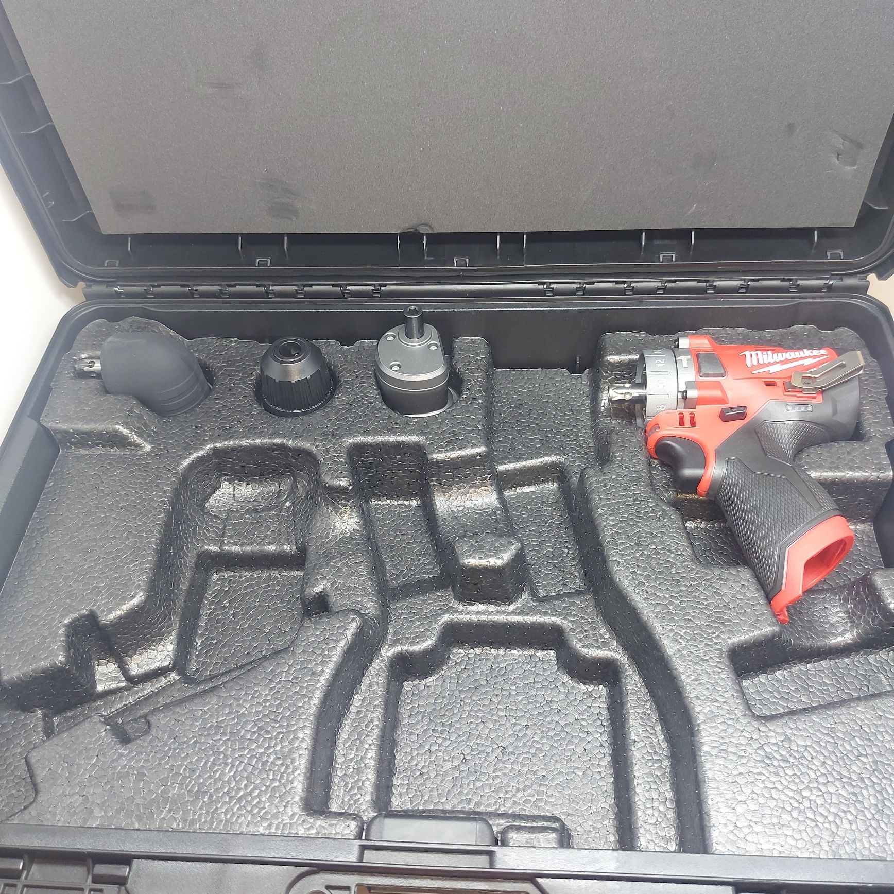 ПРОМОЦИЯ.Акумулаторен ударен винтоверт MILWAUKEE  M12 FPDXKIT