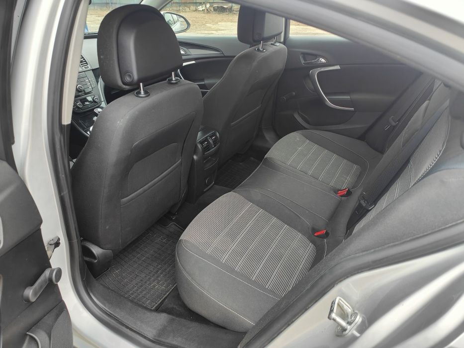 Vând Opel Insignia berlina 2011