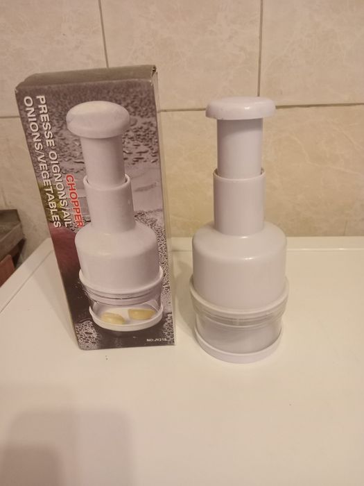 Продам лукорезки, заварные чайники, сковороду, кисюшки и дру