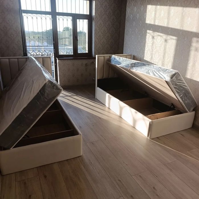 Односпальная мягкая кровать в классическом стиле