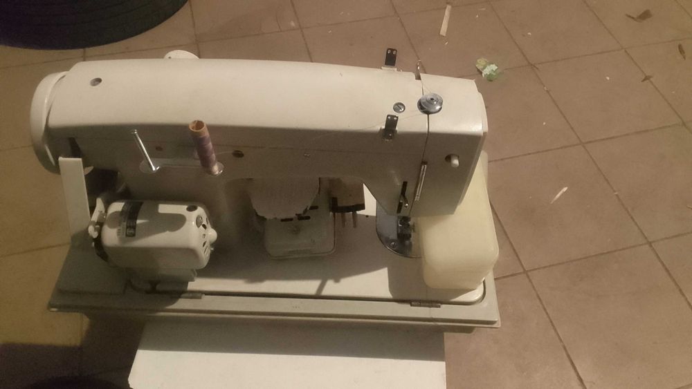 Masina de cusut Victoria