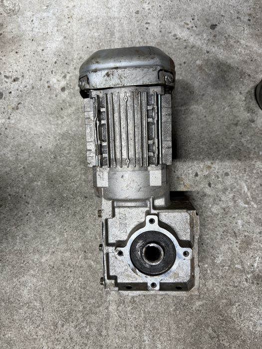 Motor cu reductor pentru diferite automatizari