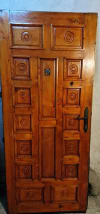 Дървена входна врата със забележка