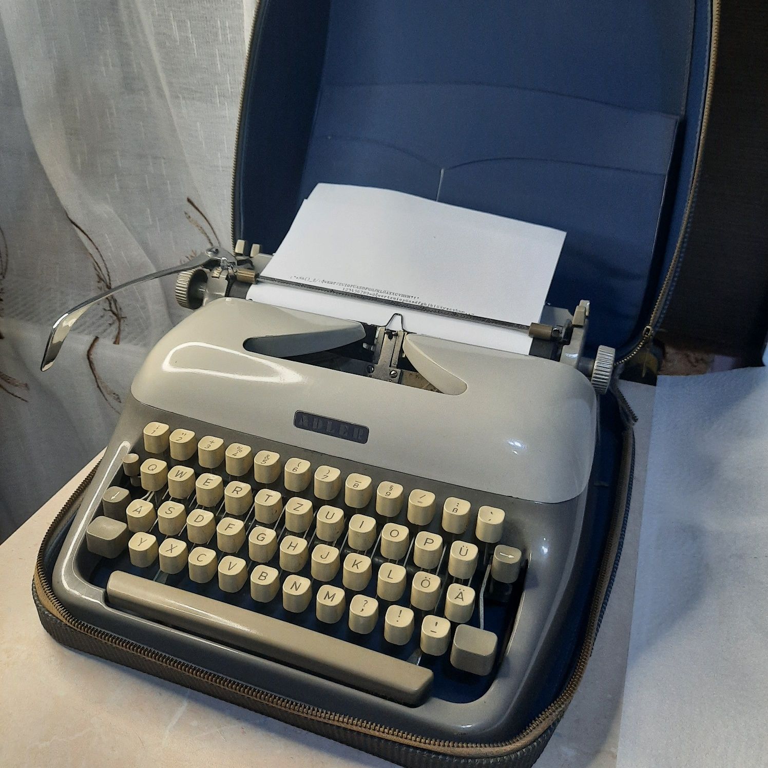 Mașină de scris Adler