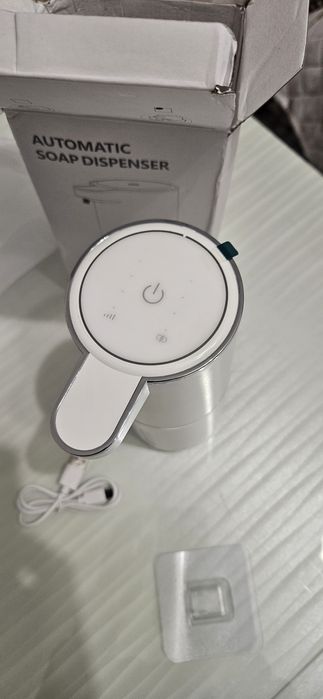 Два броя Ел. Диспенсър с USB зареждане и стойка за Ел четки за баня.