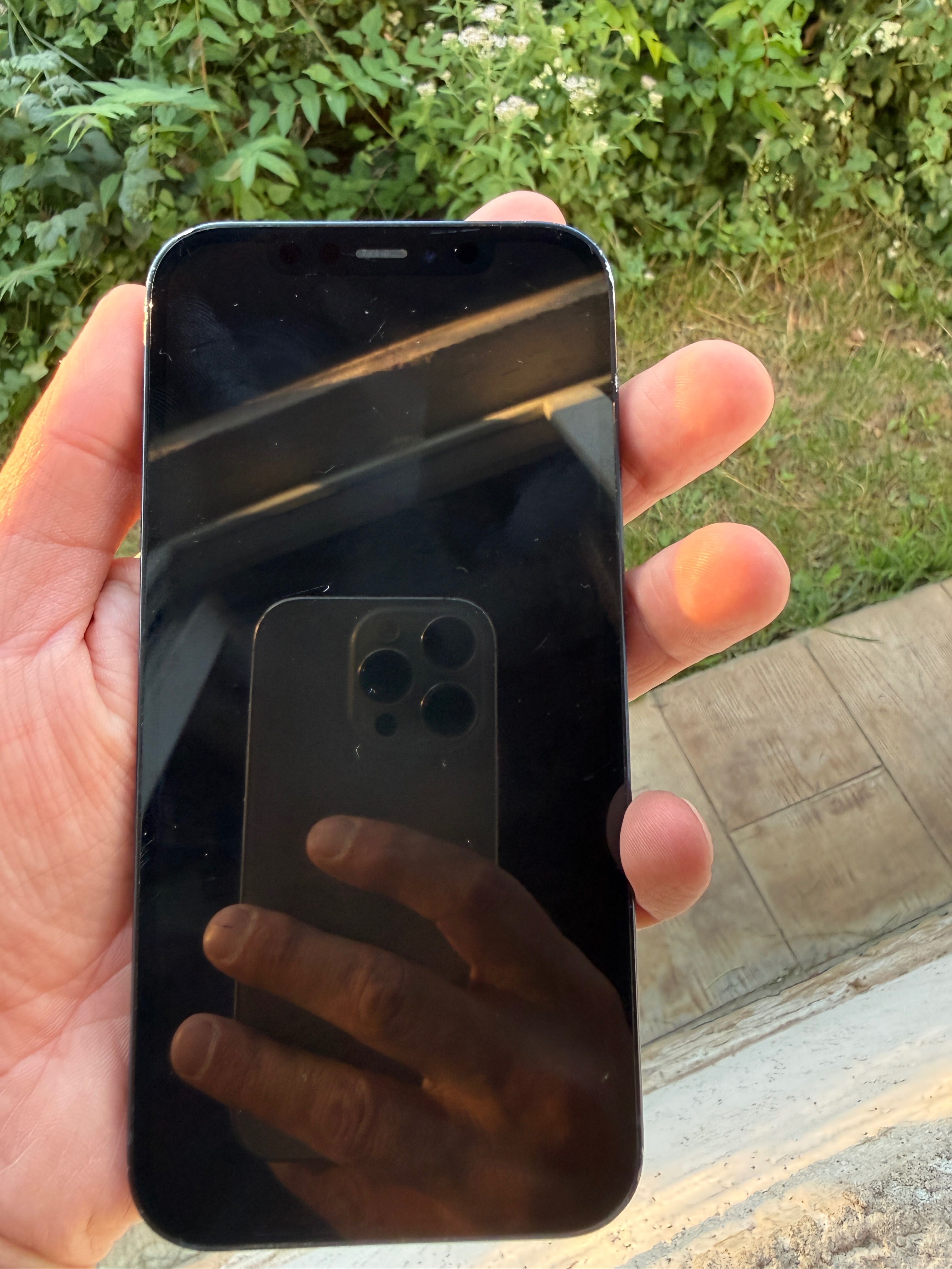 Iphone 12 следи от употреба, работи идеално 86% батерия