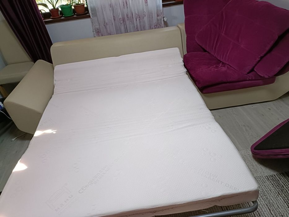 Canapea extensibila tip pat cu saltea