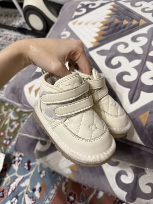 Продам детскую обувь