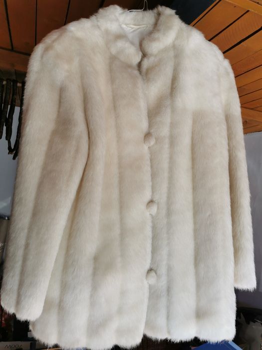 Vand haina blana artificiala, imaculata, guler tunica, fara uzura