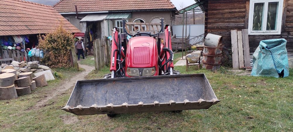 Vând tractor 4x4 Mahindra