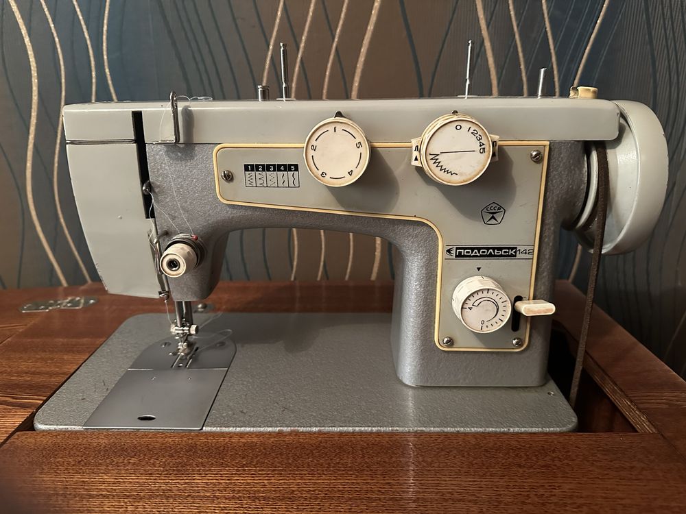 Продам швейную машинку Подольск -142