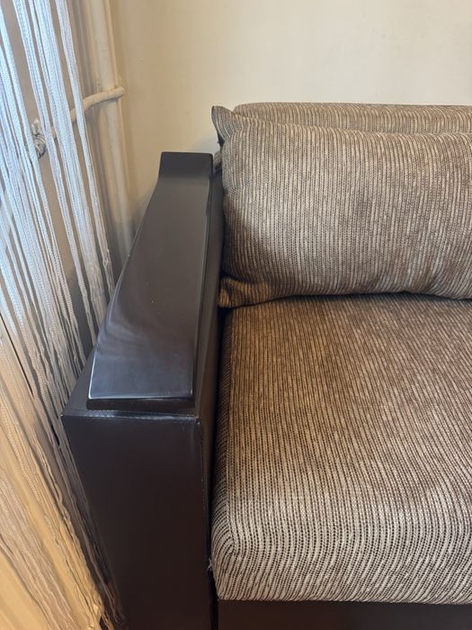 Canapea extensibila cu spatiu de depozitare