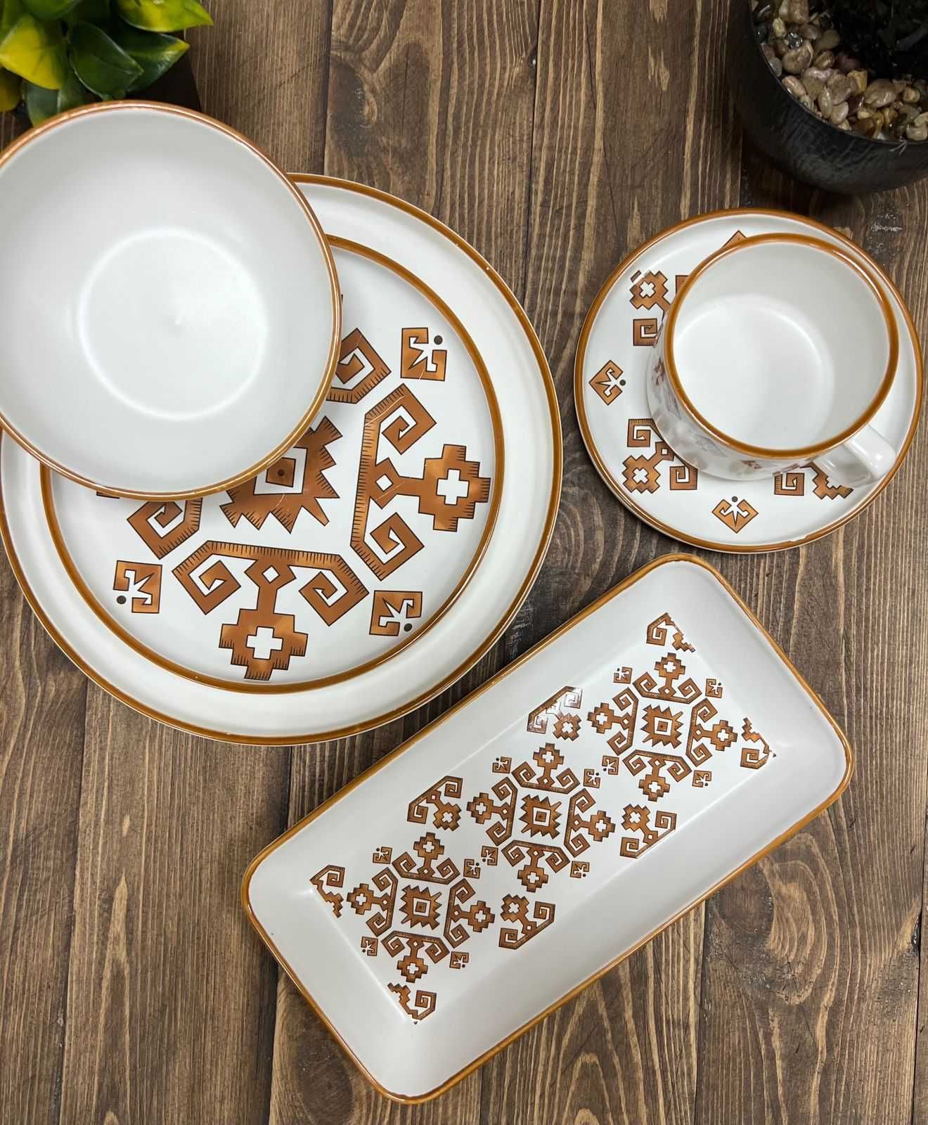 Белая чайно столовая посуда с бежевым орнаментом Vassila