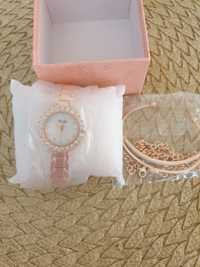 Женские наручные часы с тремя браслетами