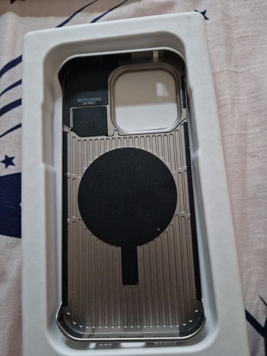 Vând 3 huse Iphone 16 pro Pitaka si 1 pentru Iphone 15 pro max