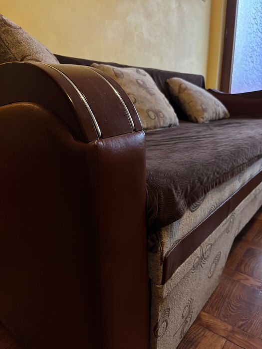 Vând o canapea din piele și două fotolii