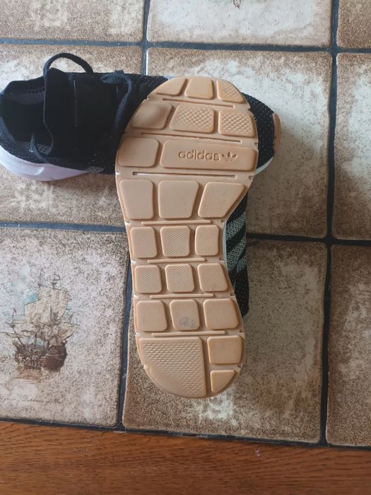 Vând  adidasi  marca Adidas mărimea  43